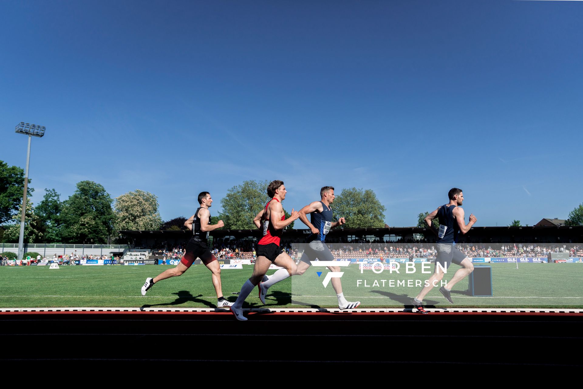 Jan Ruhrmann (LAV Bayer Uerdingen/Dormagen), Nico Beckers (LAV Bayer Uerdingen/Dormagen), Nils Laserich (TSV Bayer 04 Leverkusen) und Luca Dieckmann (SSV Ulm 1846) ueber 1500m am 08.05.2022 beim Stadtwerke Ratingen Mehrkampf-Meeting 2022 in Ratingen